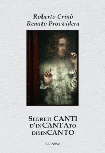 Versi che hanno un legame profondo con la Musica, perché chi li ha scritti li canta dentro di sé. L'afflato lirico di questi Segreti canti d'incantato disincanto consiste nello spazio in cui l'anima conferisce con altre anime in un luogo appartato, le pagine di questo libro, solo in questo luogo e nessun altro.