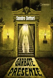 Tra ritratti che osservano e ombre educate, la vita e la morte si scambiano di posto in un gioco sottile di desideri, inganni e ironia nera.